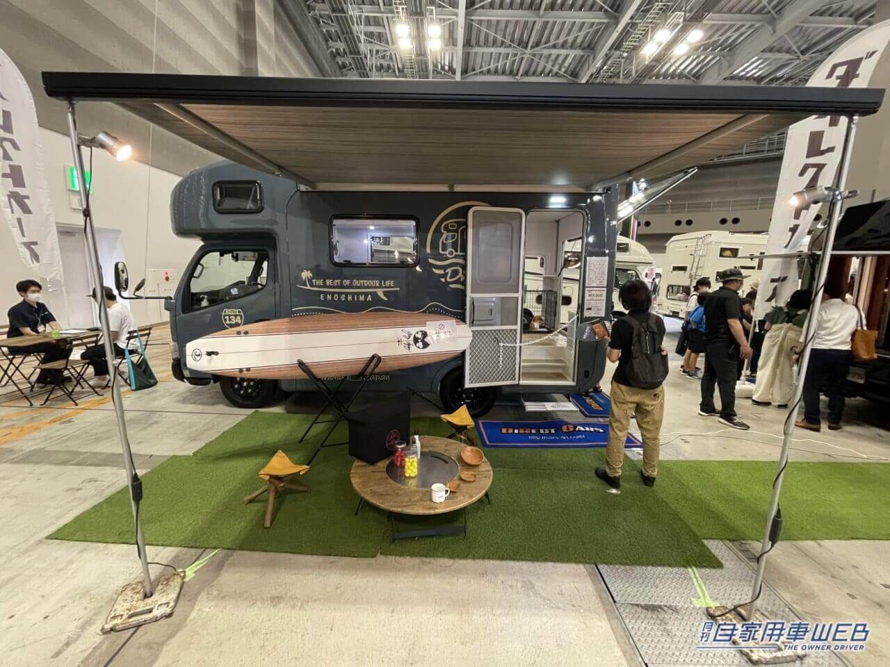 |開放的なラウンジルームが印象的なキャンピングカー! MAX9人まで乗車できるぞ