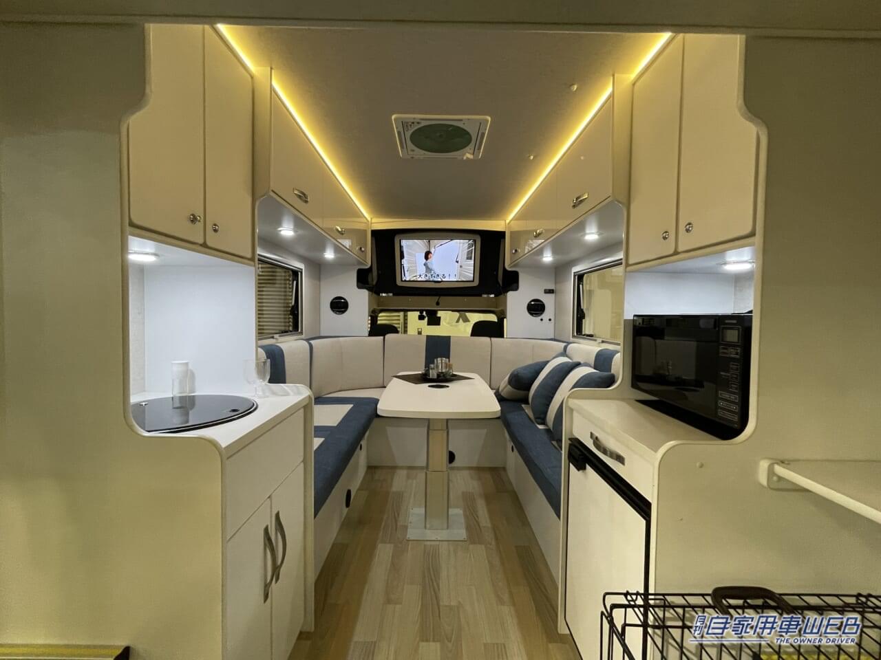 |開放的なラウンジルームが印象的なキャンピングカー! MAX9人まで乗車できるぞ