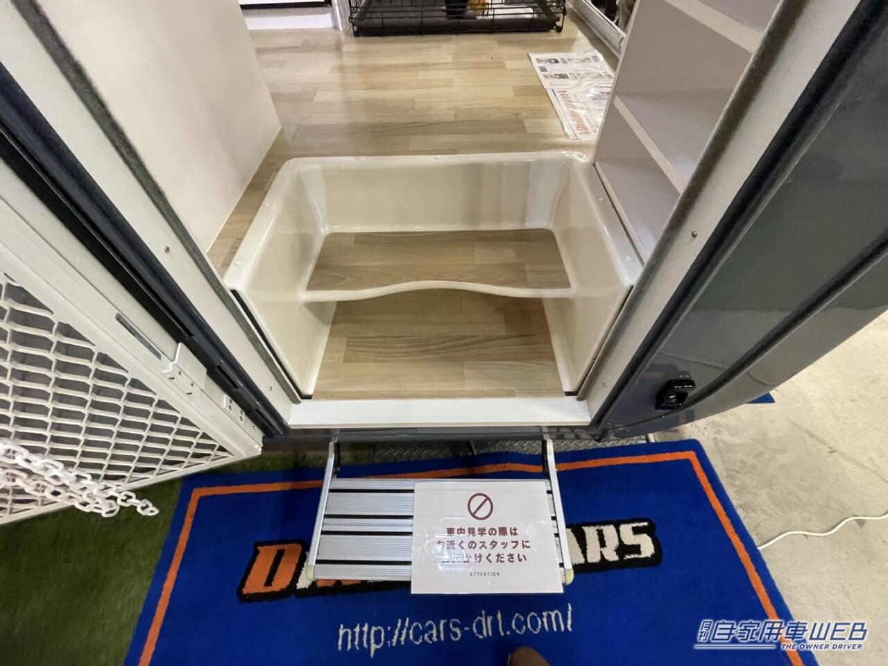 |開放的なラウンジルームが印象的なキャンピングカー! MAX9人まで乗車できるぞ