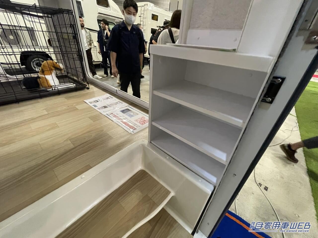 |開放的なラウンジルームが印象的なキャンピングカー! MAX9人まで乗車できるぞ