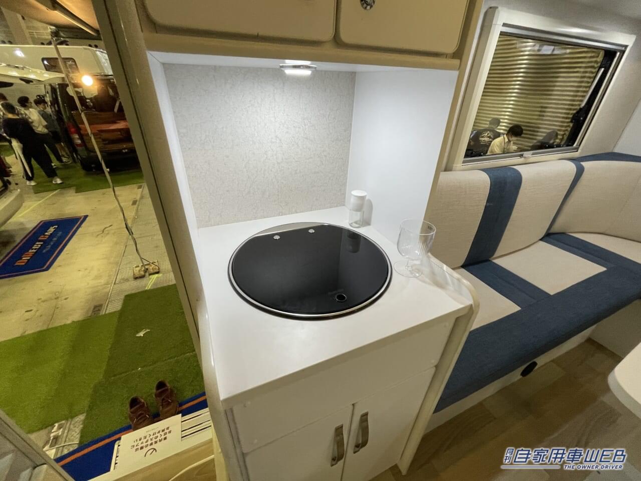 |開放的なラウンジルームが印象的なキャンピングカー! MAX9人まで乗車できるぞ