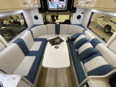 開放的なラウンジルームが印象的なキャンピングカー! MAX9人まで乗車できるぞ