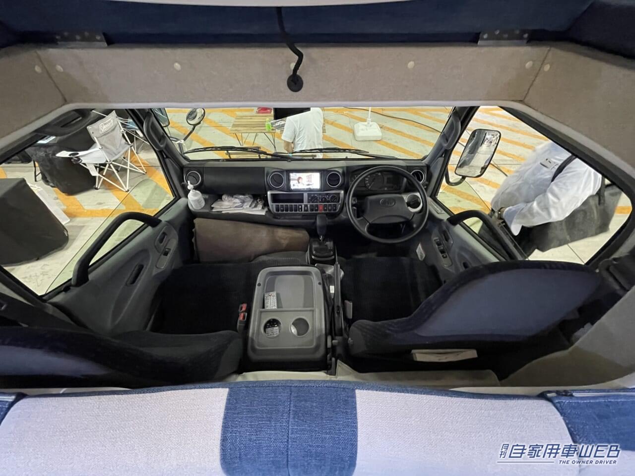 |開放的なラウンジルームが印象的なキャンピングカー! MAX9人まで乗車できるぞ