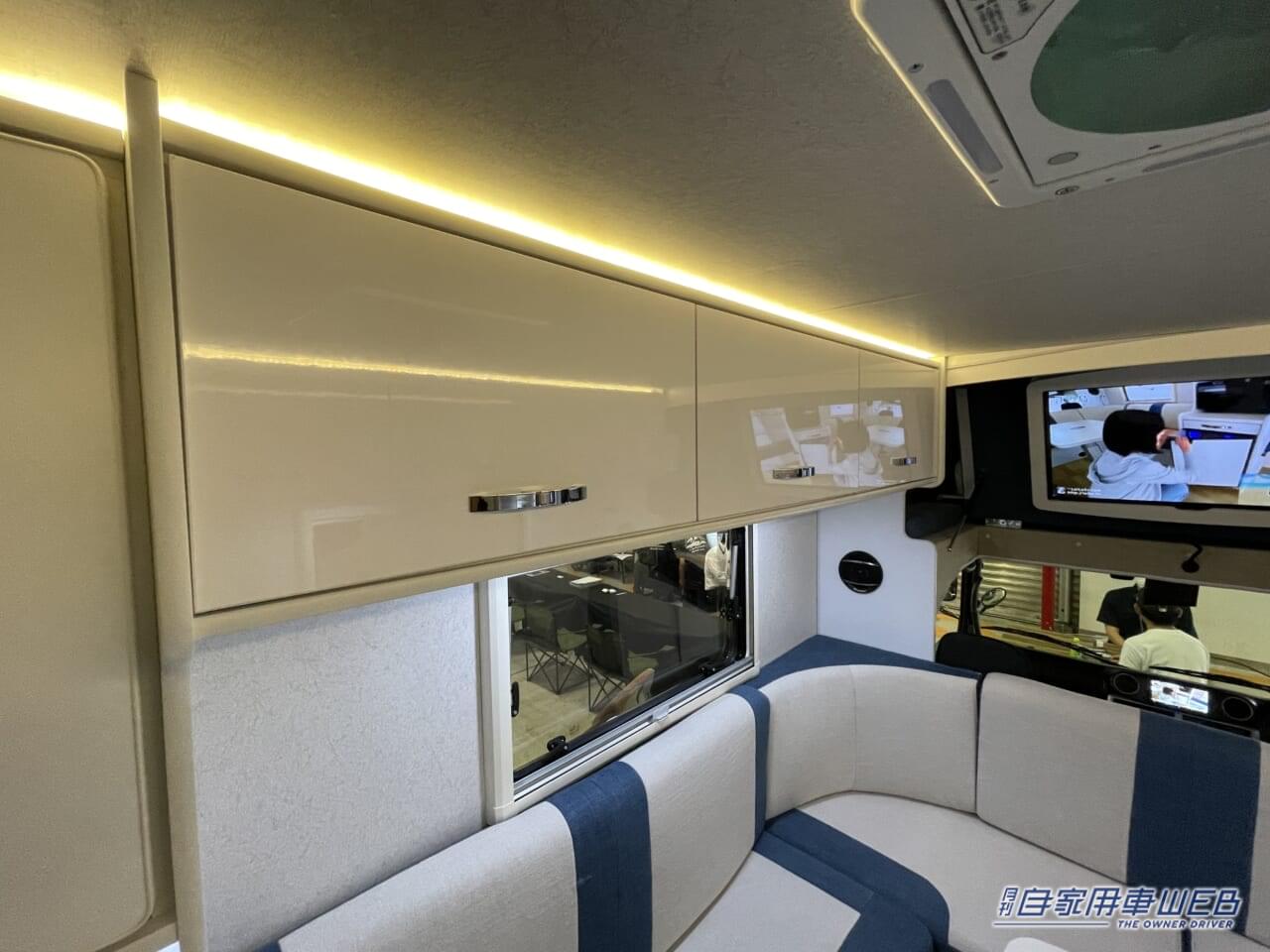 |開放的なラウンジルームが印象的なキャンピングカー! MAX9人まで乗車できるぞ