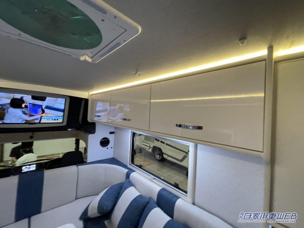 |開放的なラウンジルームが印象的なキャンピングカー! MAX9人まで乗車できるぞ