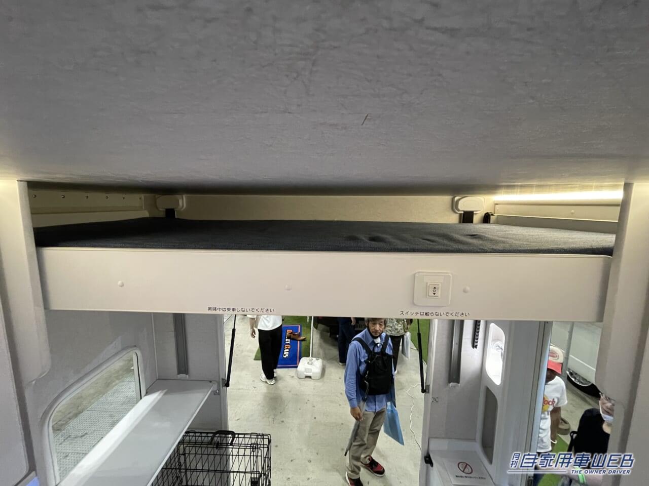 |開放的なラウンジルームが印象的なキャンピングカー! MAX9人まで乗車できるぞ