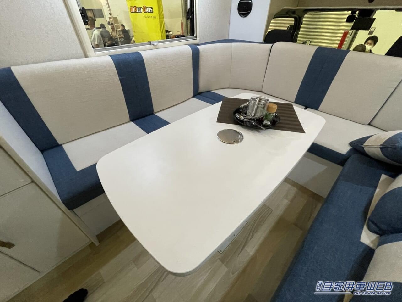 |開放的なラウンジルームが印象的なキャンピングカー! MAX9人まで乗車できるぞ