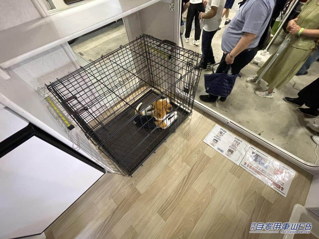 |開放的なラウンジルームが印象的なキャンピングカー! MAX9人まで乗車できるぞ