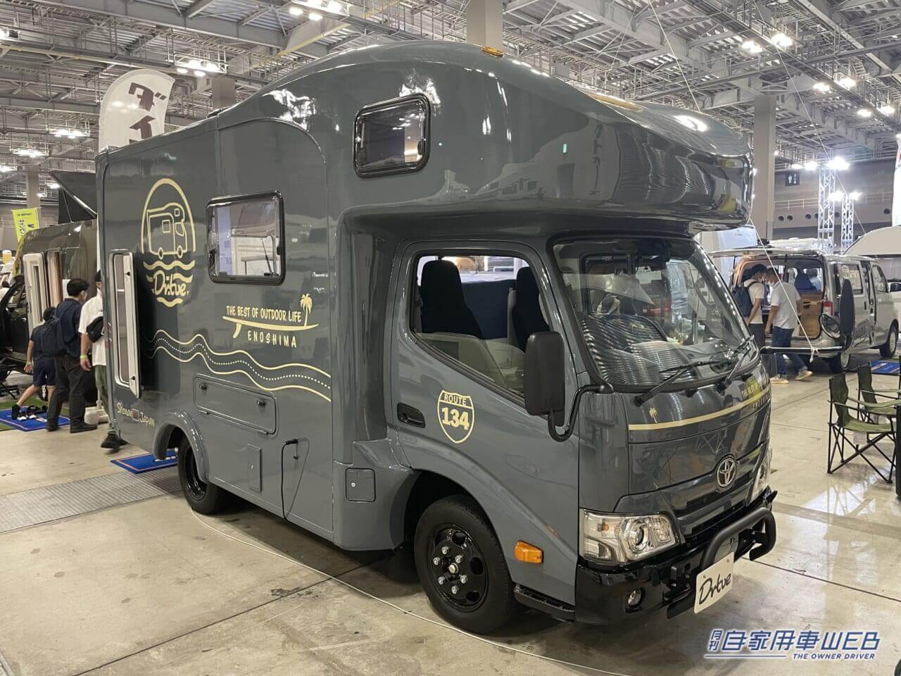 |開放的なラウンジルームが印象的なキャンピングカー! MAX9人まで乗車できるぞ