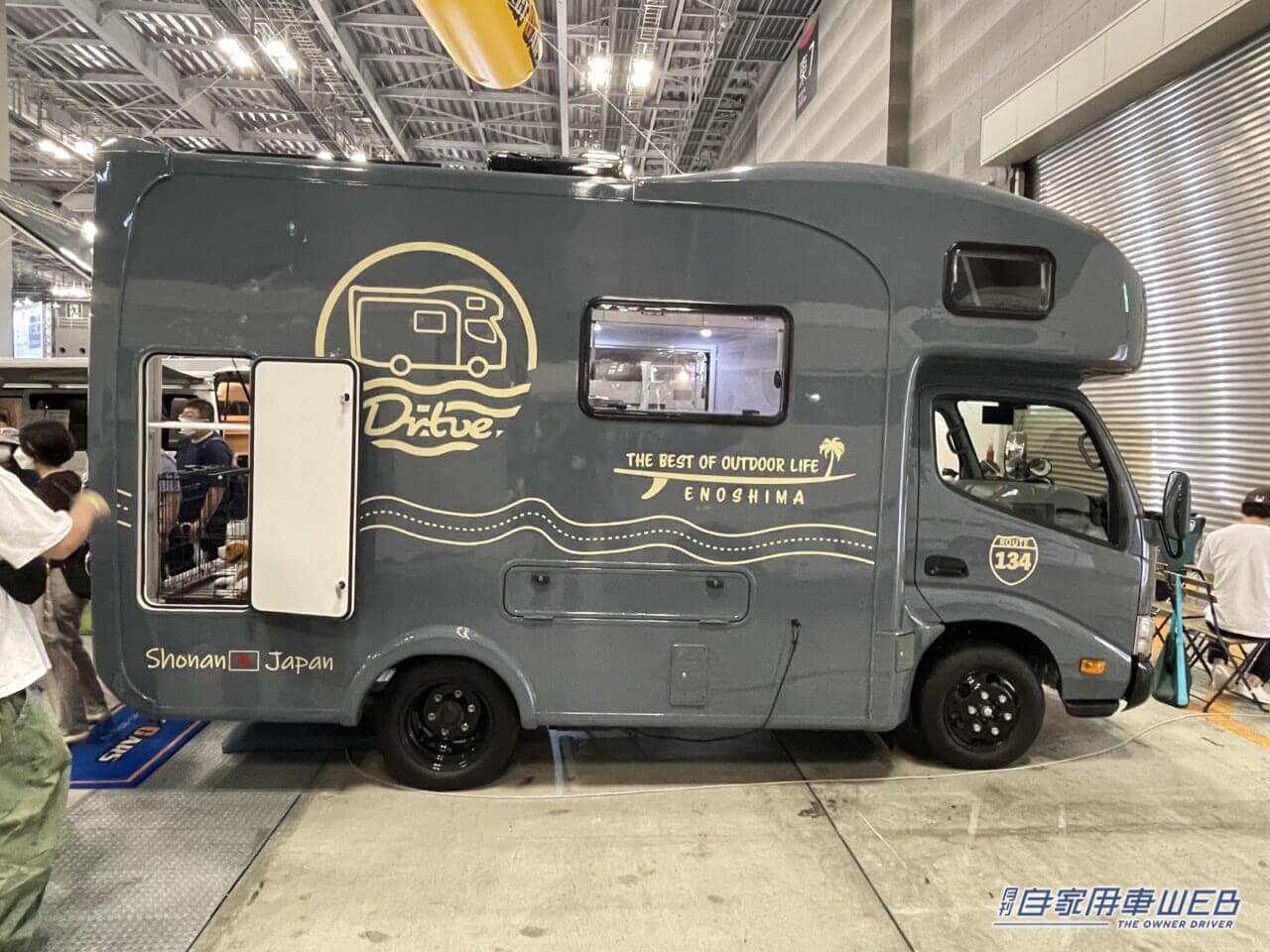 |開放的なラウンジルームが印象的なキャンピングカー! MAX9人まで乗車できるぞ