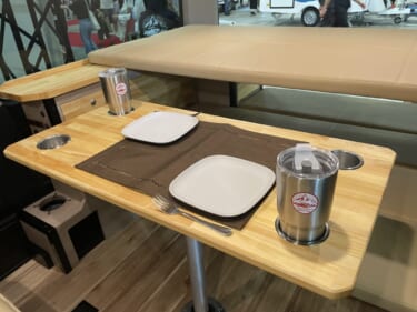 リラックスできるカフェのよう! トヨタ ハイエースがベースのキャンパー