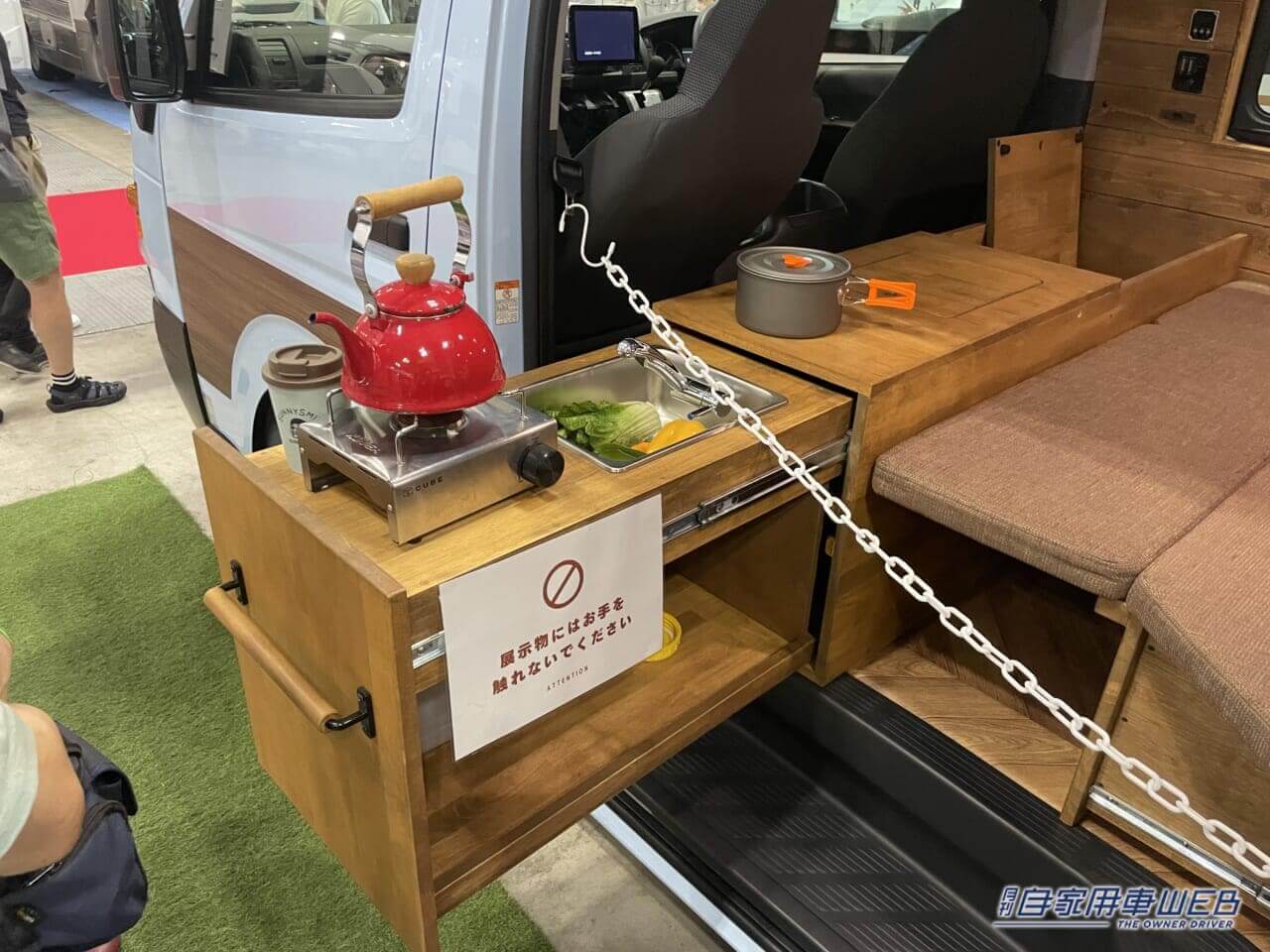 |このキャンパー最高かも。レトロおしゃれなハイエースの車内は広いログハウスのよう!