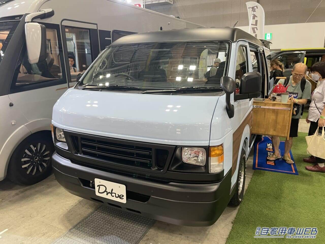 |このキャンパー最高かも。レトロおしゃれなハイエースの車内は広いログハウスのよう!