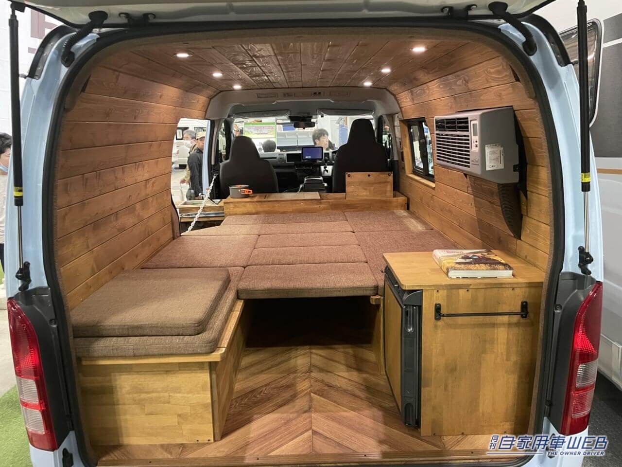 |このキャンパー最高かも。レトロおしゃれなハイエースの車内は広いログハウスのよう!