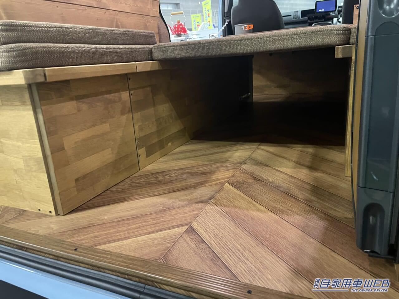 |このキャンパー最高かも。レトロおしゃれなハイエースの車内は広いログハウスのよう!