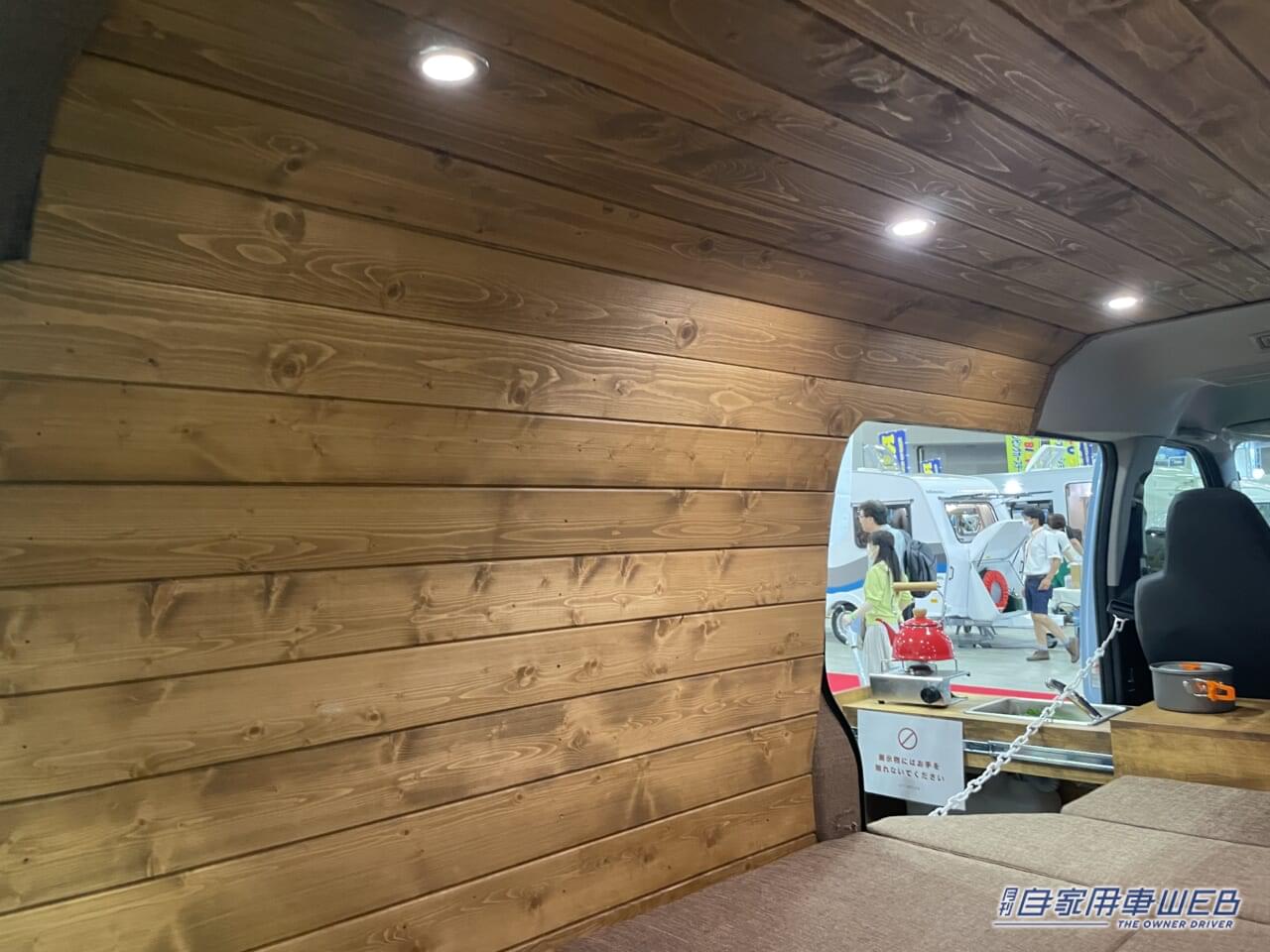 |このキャンパー最高かも。レトロおしゃれなハイエースの車内は広いログハウスのよう!