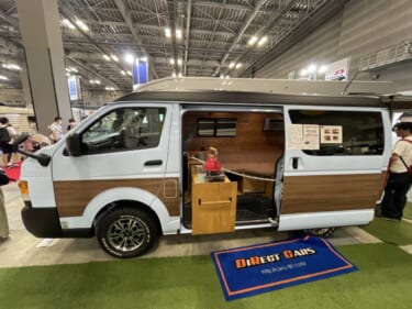このキャンパー最高かも。レトロおしゃれなハイエースの車内は広いログハウスのよう！