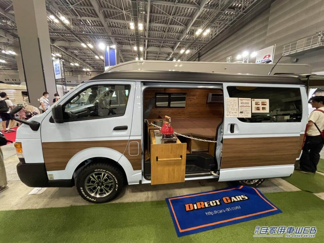 |このキャンパー最高かも。レトロおしゃれなハイエースの車内は広いログハウスのよう!