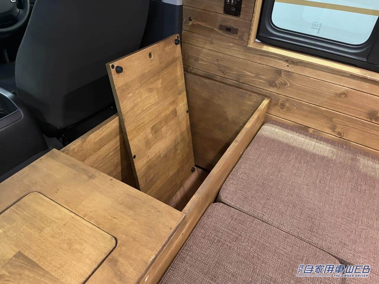 |このキャンパー最高かも。レトロおしゃれなハイエースの車内は広いログハウスのよう!