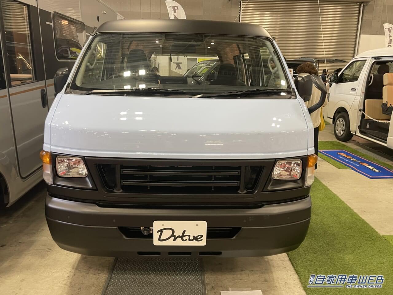 |このキャンパー最高かも。レトロおしゃれなハイエースの車内は広いログハウスのよう!