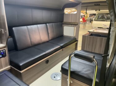 まるで高級ロッカールームのよう! トヨタ ハイエースがベースのキャンパー