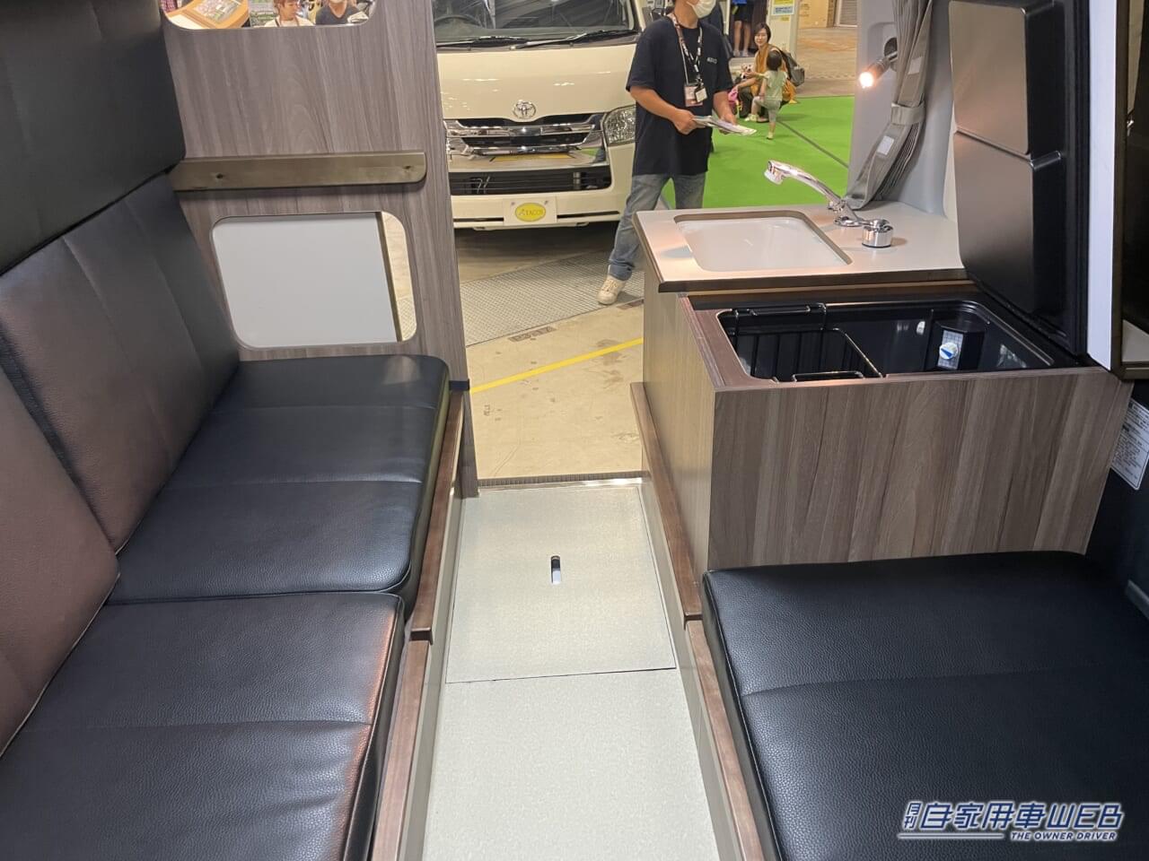 |まるで高級ロッカールームのよう! トヨタ ハイエースがベースのキャンパー