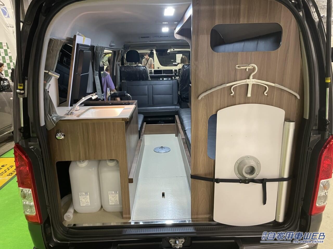 |まるで高級ロッカールームのよう! トヨタ ハイエースがベースのキャンパー