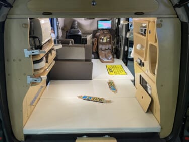 車内で家電が使えるぞ! スズキのエブリイがベースの軽キャンパー