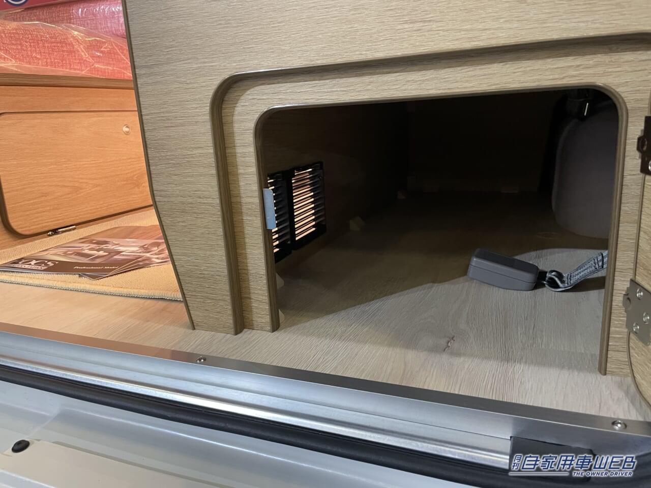 |トヨタのハイエースが可愛いキャンパーに! ぬいぐるみが棲むピンクな車内でも装備は本格的