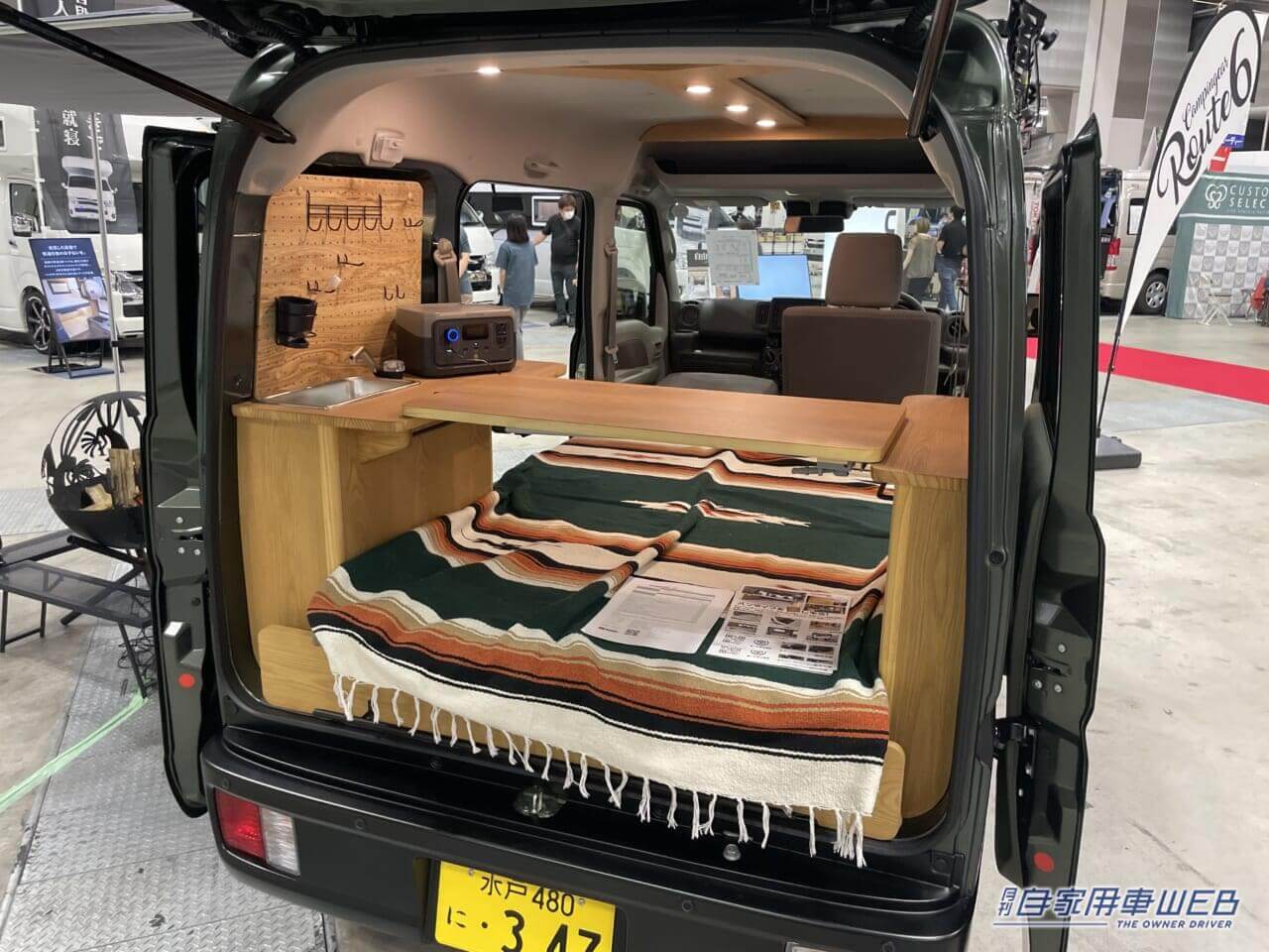 |「4人乗り普通の軽だが…?」秘密基地みたいな車内が最高、まるでカフェのような木の温もり。普段乗りOK、思い立ったすぐ“おしゃれ車中泊カー”になる軽キャンパー。