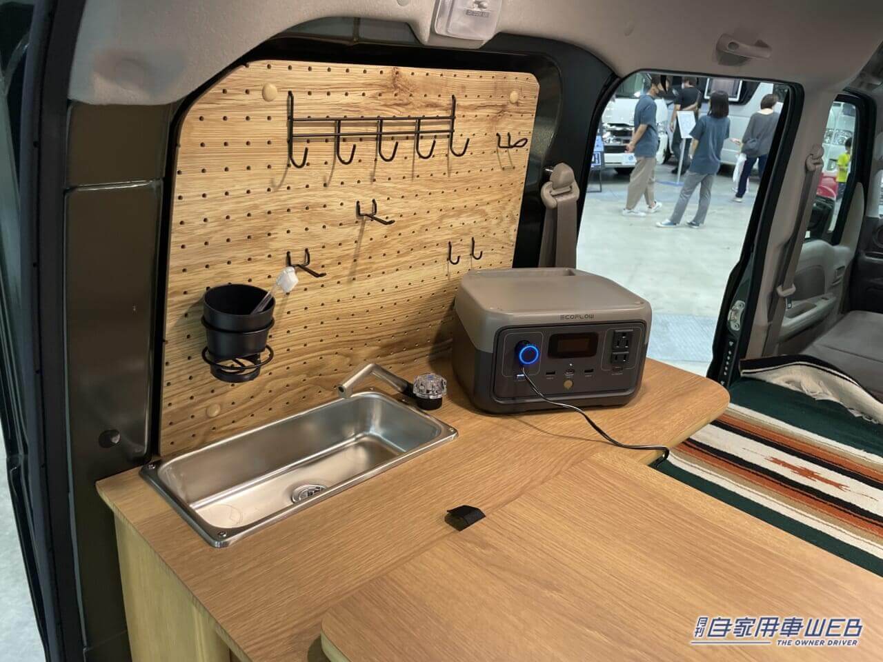 |「4人乗り普通の軽だが…?」秘密基地みたいな車内が最高、まるでカフェのような木の温もり。普段乗りOK、思い立ったすぐ“おしゃれ車中泊カー”になる軽キャンパー。