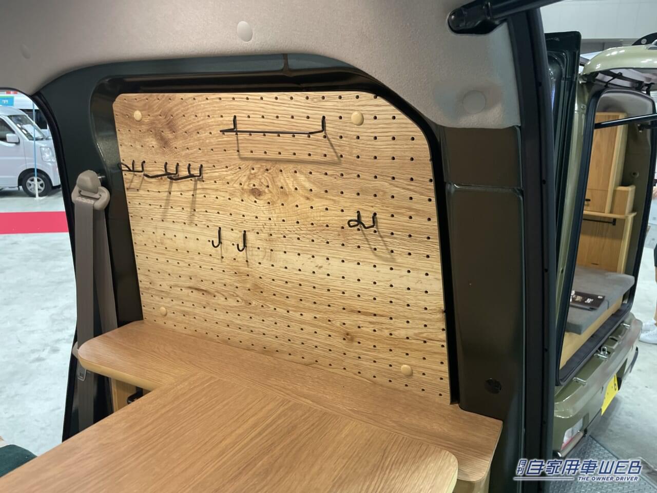 |「4人乗り普通の軽だが…?」秘密基地みたいな車内が最高、まるでカフェのような木の温もり。普段乗りOK、思い立ったすぐ“おしゃれ車中泊カー”になる軽キャンパー。