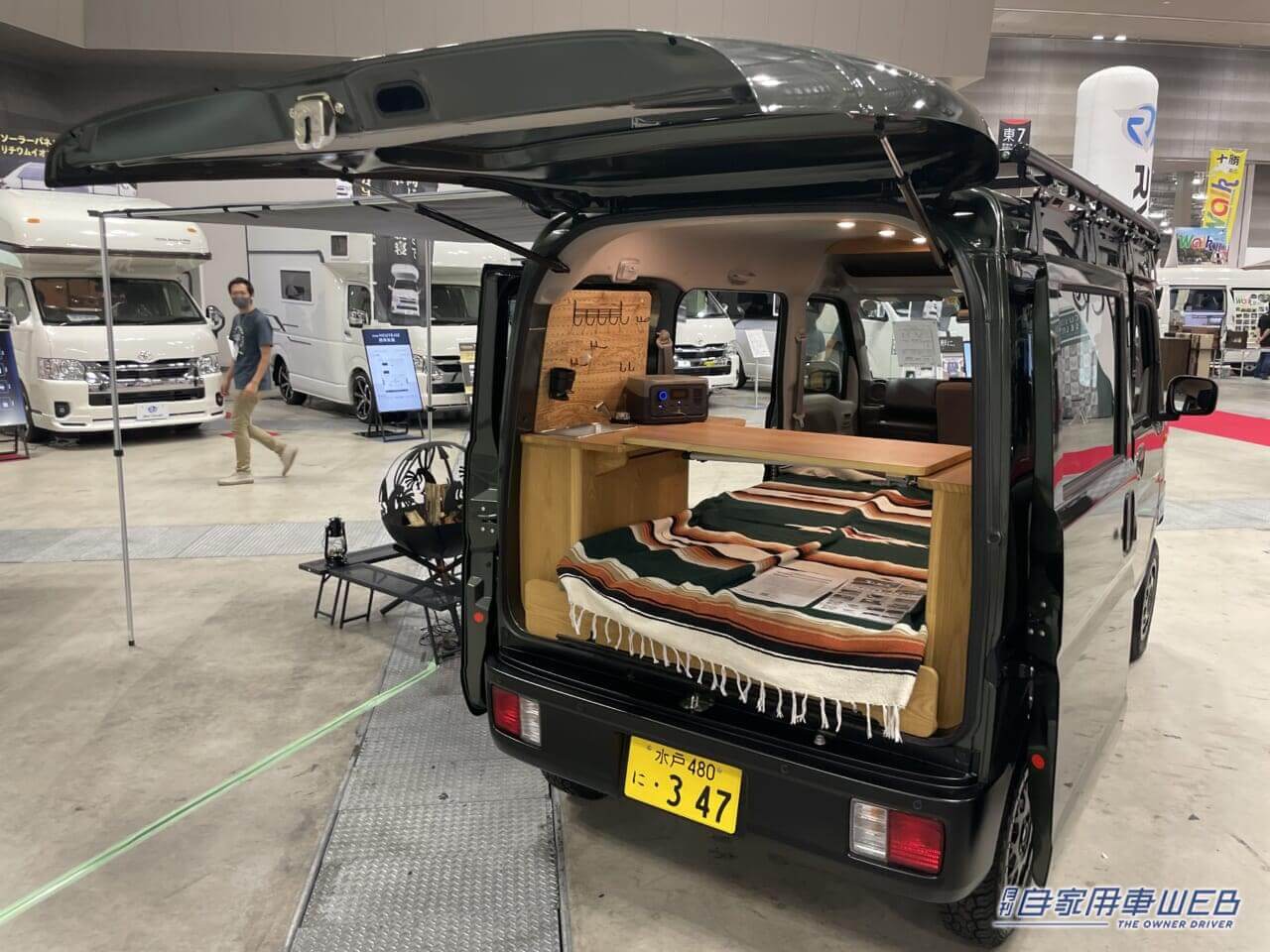 |「4人乗り普通の軽だが…?」秘密基地みたいな車内が最高、まるでカフェのような木の温もり。普段乗りOK、思い立ったすぐ“おしゃれ車中泊カー”になる軽キャンパー。