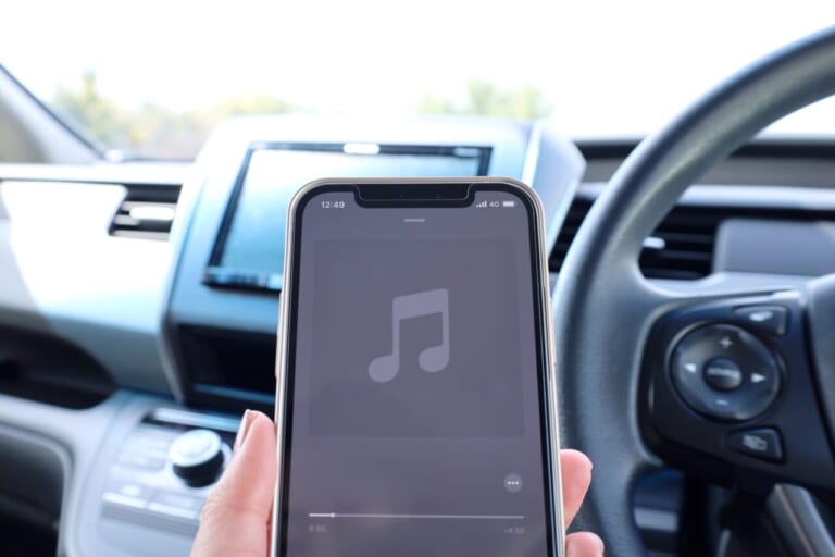 車内でスマホの音楽を流しているイメージ画像