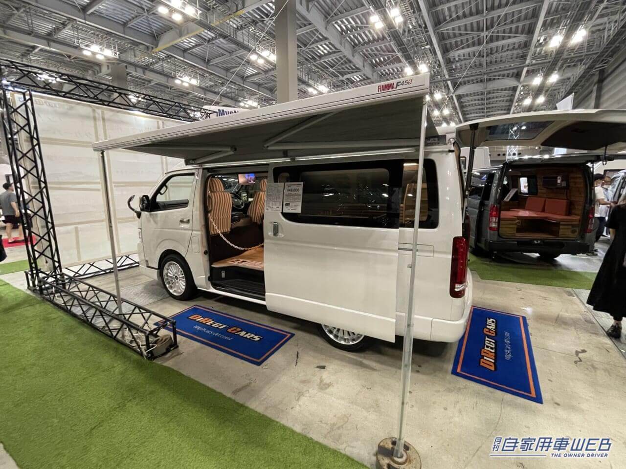 |アウトドアキッチンへようこそ! 木の質感が魅力的なトヨタ ハイエースがベースのキャンパー