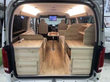 アウトドアキッチンへようこそ! 木の質感が魅力的なトヨタ ハイエースがベースのキャンパー