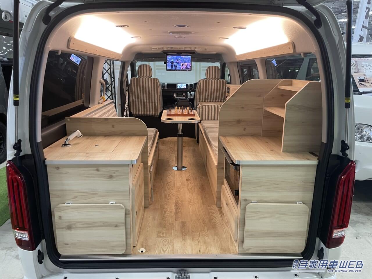 |アウトドアキッチンへようこそ! 木の質感が魅力的なトヨタ ハイエースがベースのキャンパー