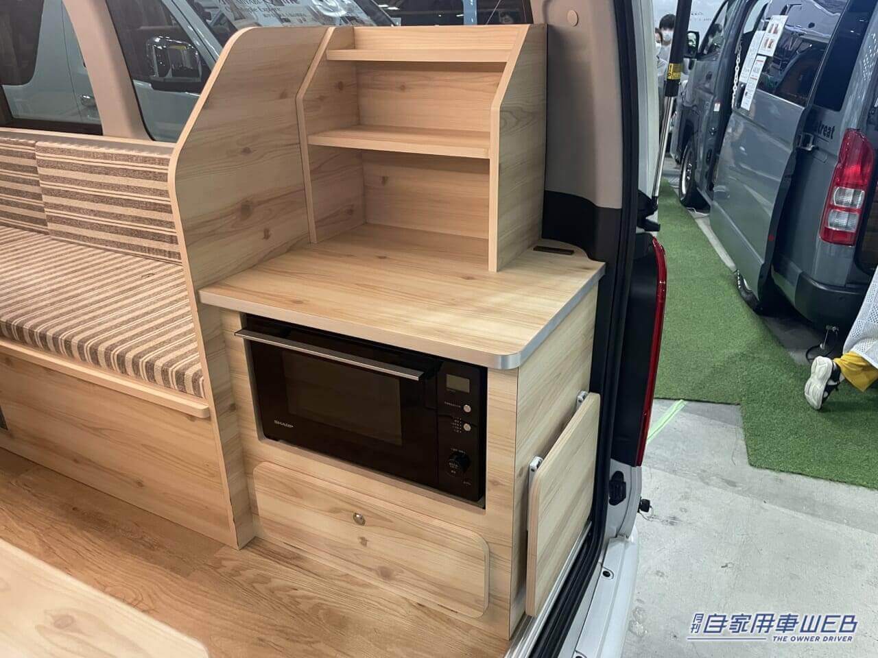 |アウトドアキッチンへようこそ! 木の質感が魅力的なトヨタ ハイエースがベースのキャンパー