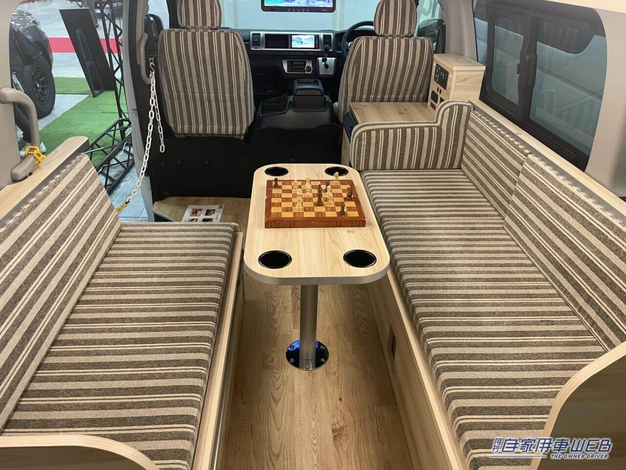 |アウトドアキッチンへようこそ! 木の質感が魅力的なトヨタ ハイエースがベースのキャンパー