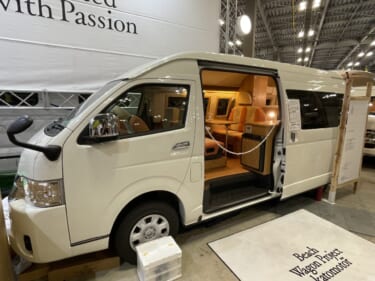 ボックスシートと明るい車内が印象的 トヨタ  ハイエースがベースのキャンパー