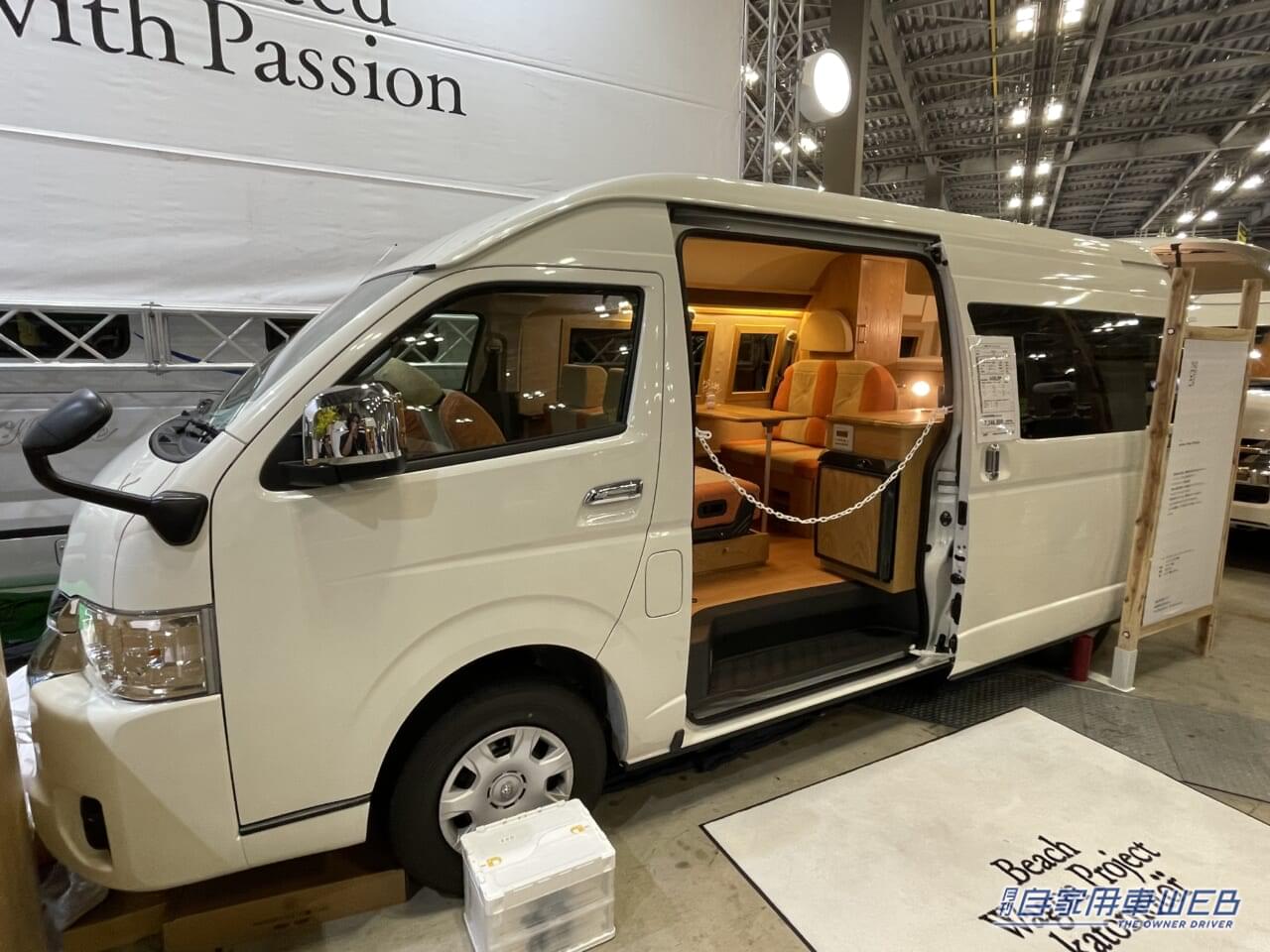 |ボックスシートと明るい車内が印象的 トヨタ ハイエースがベースのキャンパー