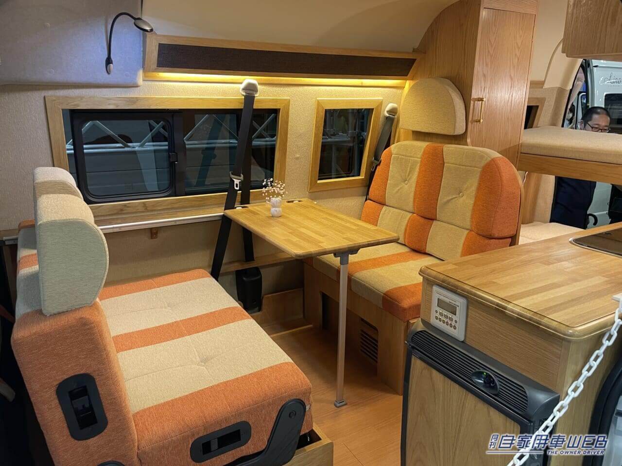 |ボックスシートと明るい車内が印象的 トヨタ ハイエースがベースのキャンパー