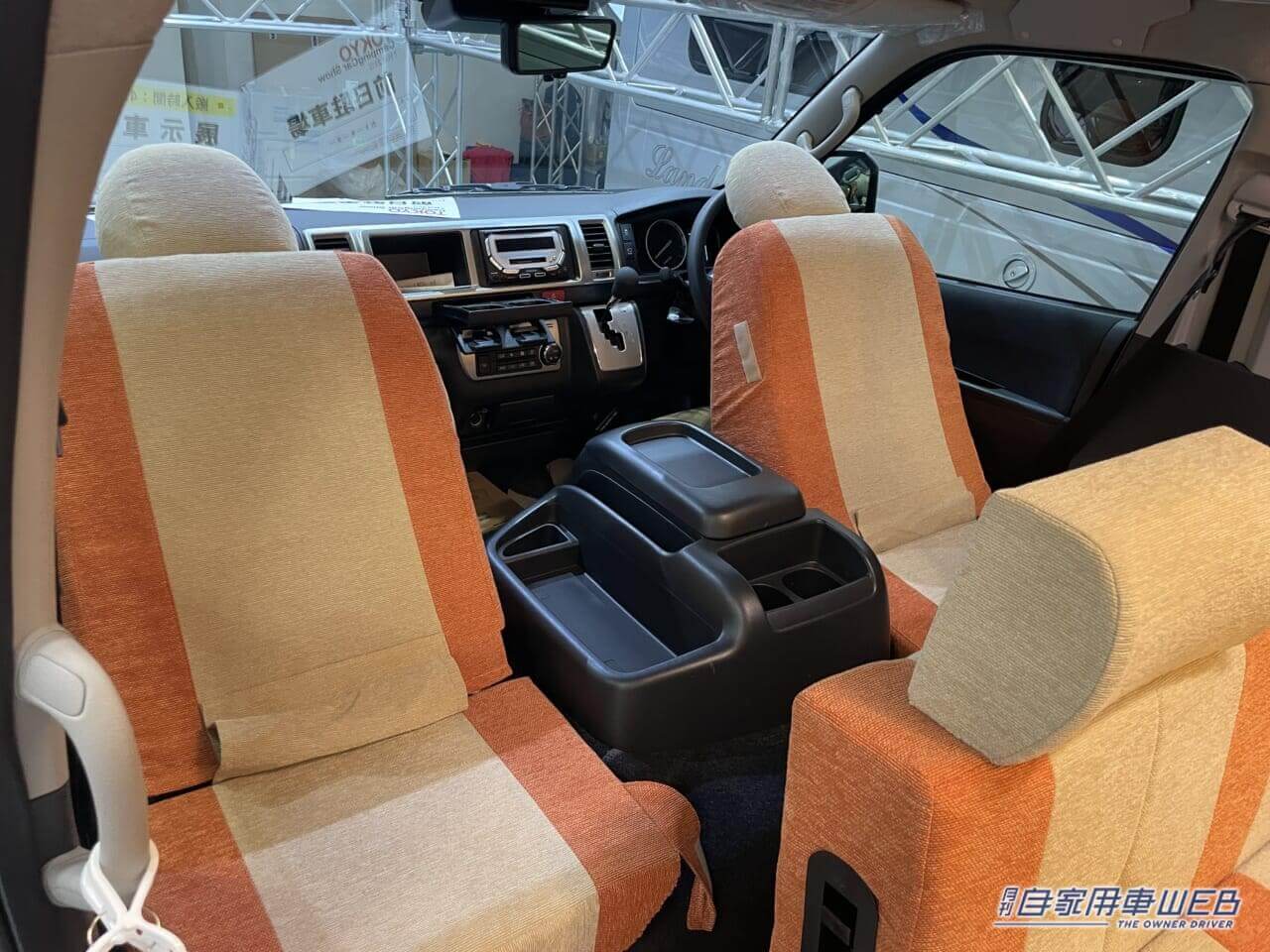 ｜ボックスシートと明るい車内が印象的　トヨタ  ハイエースがベースのキャンパー