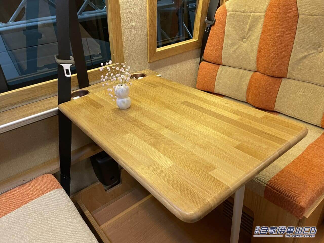 |ボックスシートと明るい車内が印象的 トヨタ ハイエースがベースのキャンパー