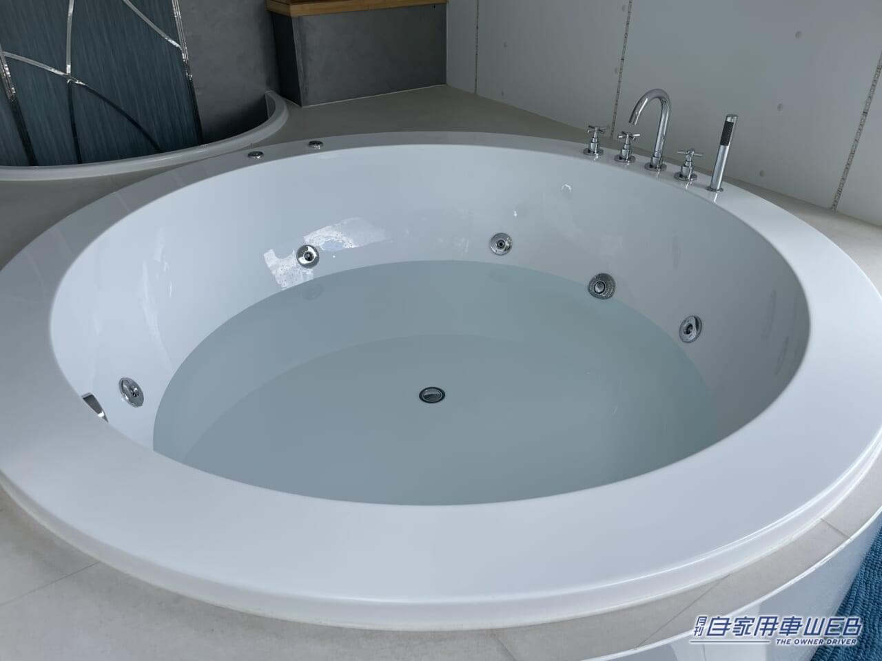 |移動する露天風呂! バスタブを備えたキャンピングトレーラー