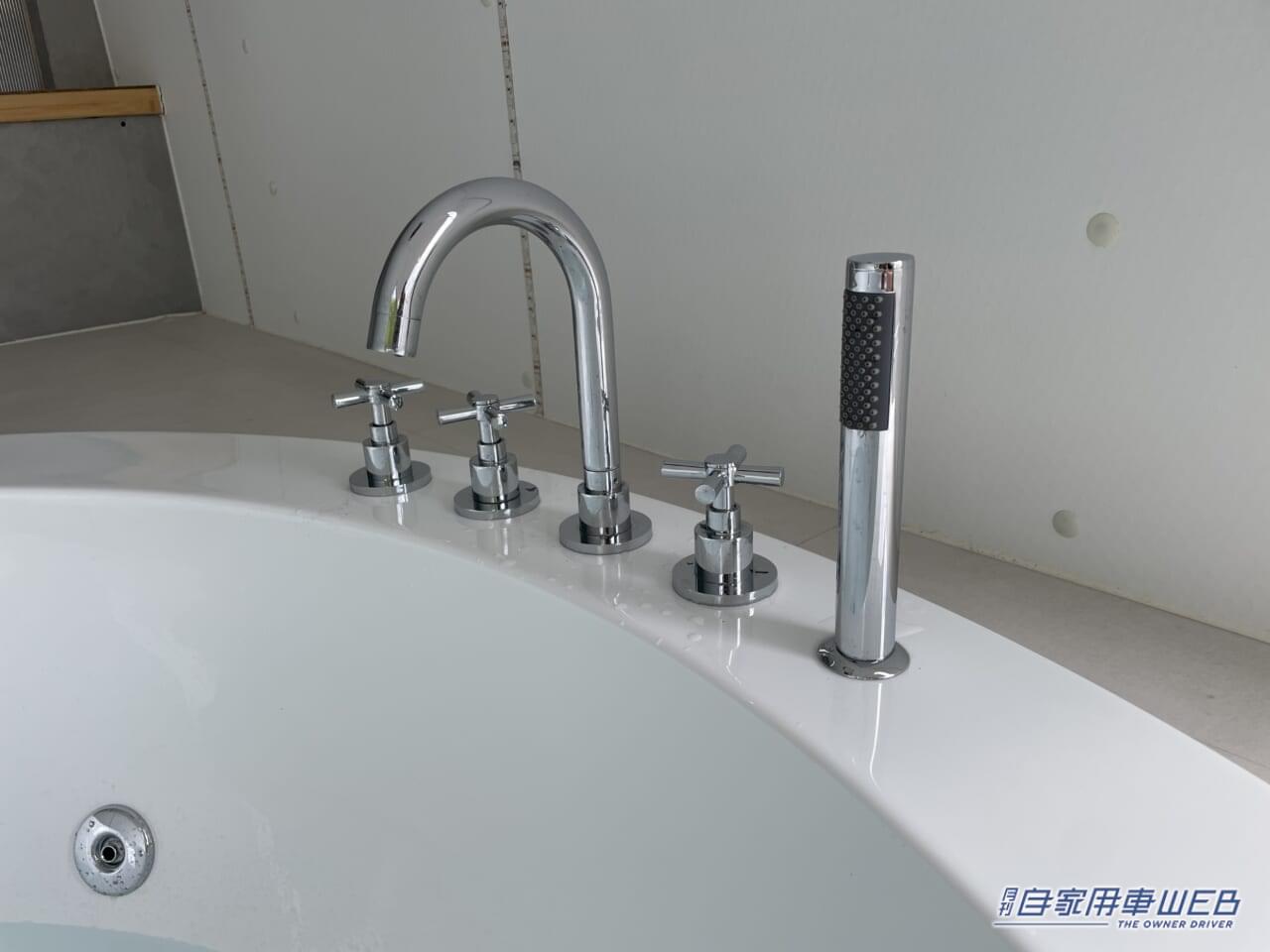 |移動する露天風呂! バスタブを備えたキャンピングトレーラー