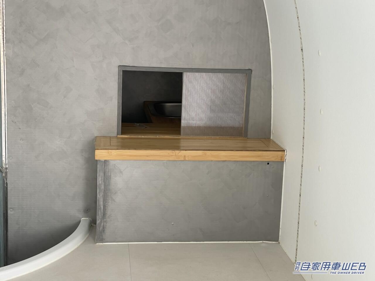 |移動する露天風呂! バスタブを備えたキャンピングトレーラー