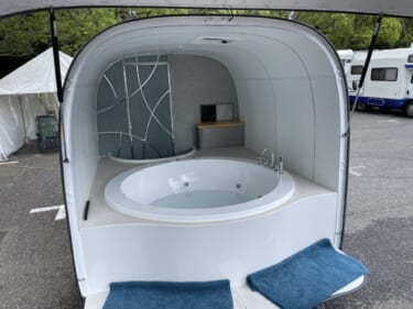 移動する露天風呂! バスタブを備えたキャンピングトレーラー