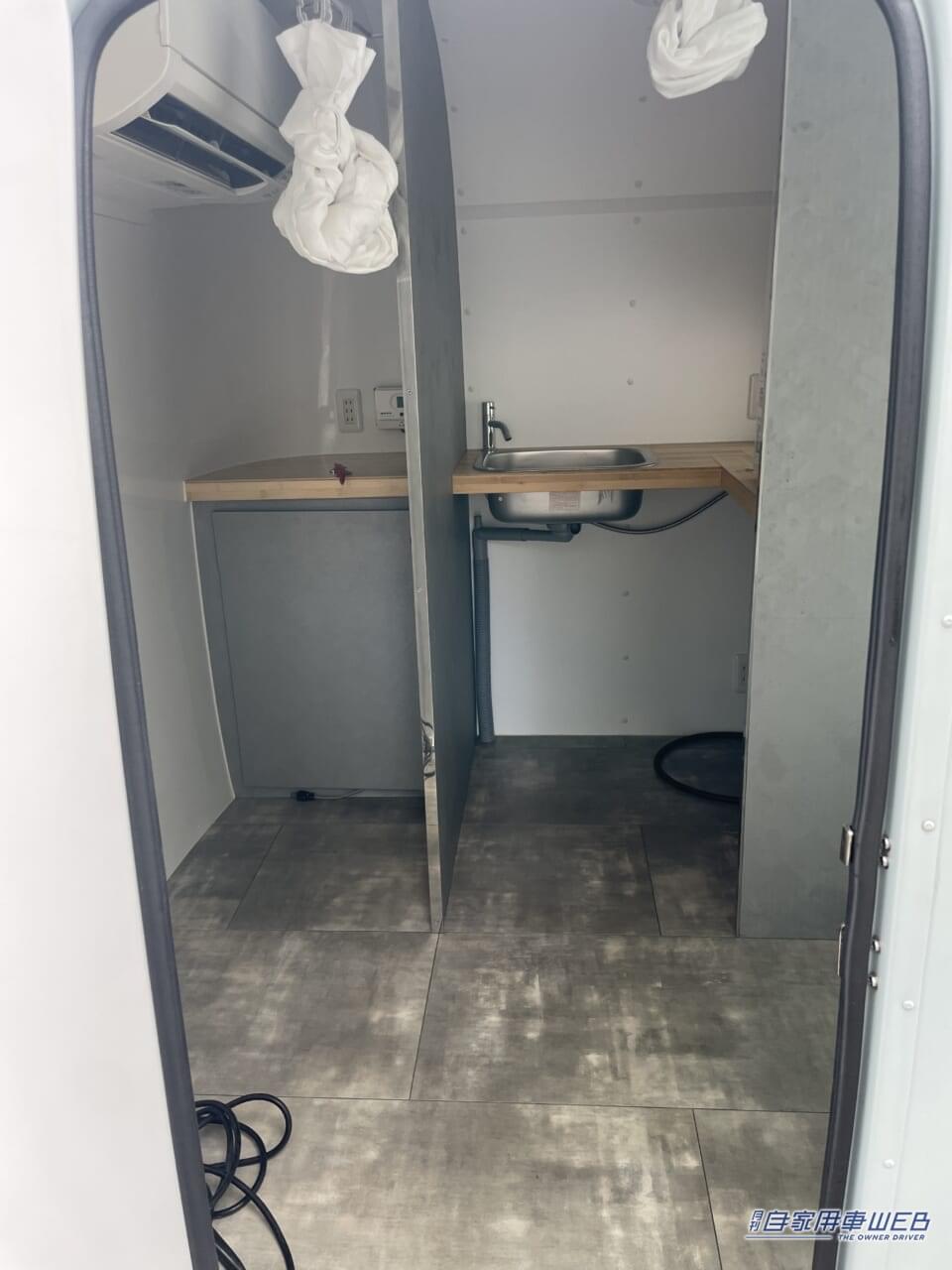 |移動する露天風呂! バスタブを備えたキャンピングトレーラー