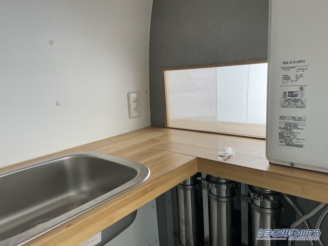 |移動する露天風呂! バスタブを備えたキャンピングトレーラー